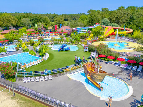 Swimming pools, water slides, aquatic games at CAPFUN Paillotte campsite in AZUR (40).
