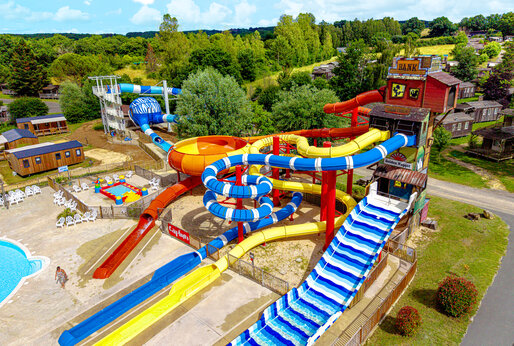 Colorful water slides and outdoor pool at CAPFUN Ullule campsite Tournon d'Agenais (47).