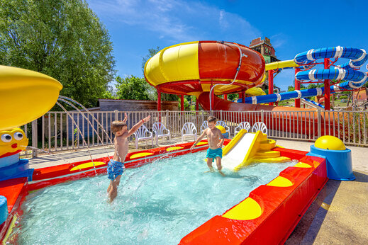 Swimming pool, slides and water games at CAPFUN Ullule campsite in Tournon d'Agenais.