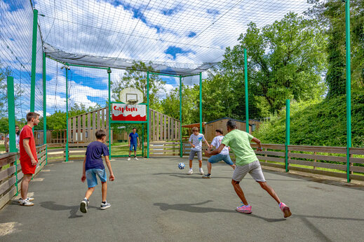 Fenced multi-sport court, football and basketball, CAPFUN Ullule campsite in Tournon d'Agenais.