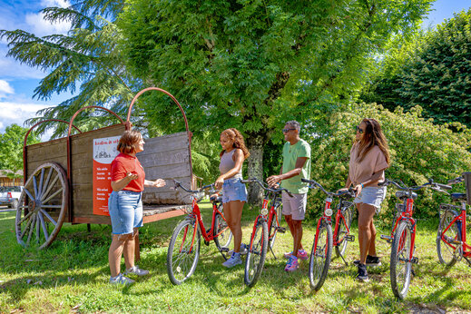 Red bike rental for families at CAPFUN Ullule campsite Tournon d'Agenais (47).
