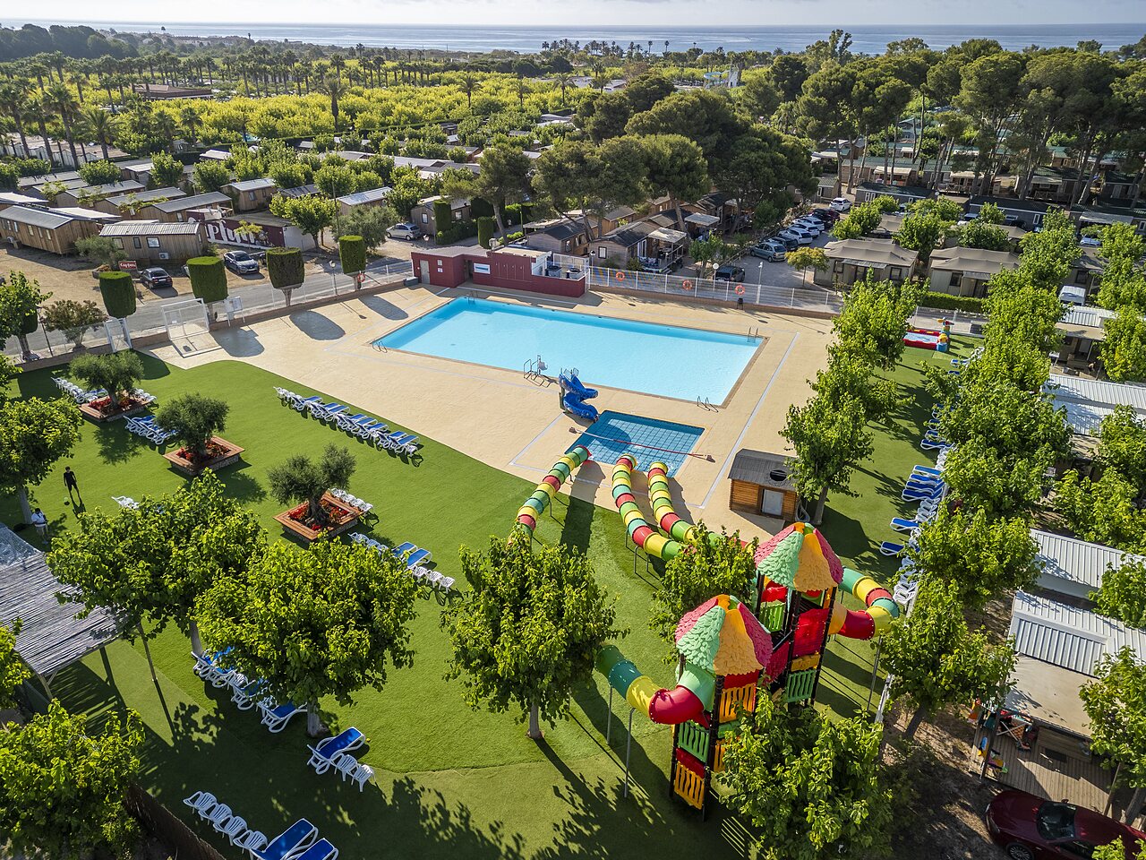 Swimming pool, slide, playground at CAPFUN Alba campsite in CREIXELL (43).