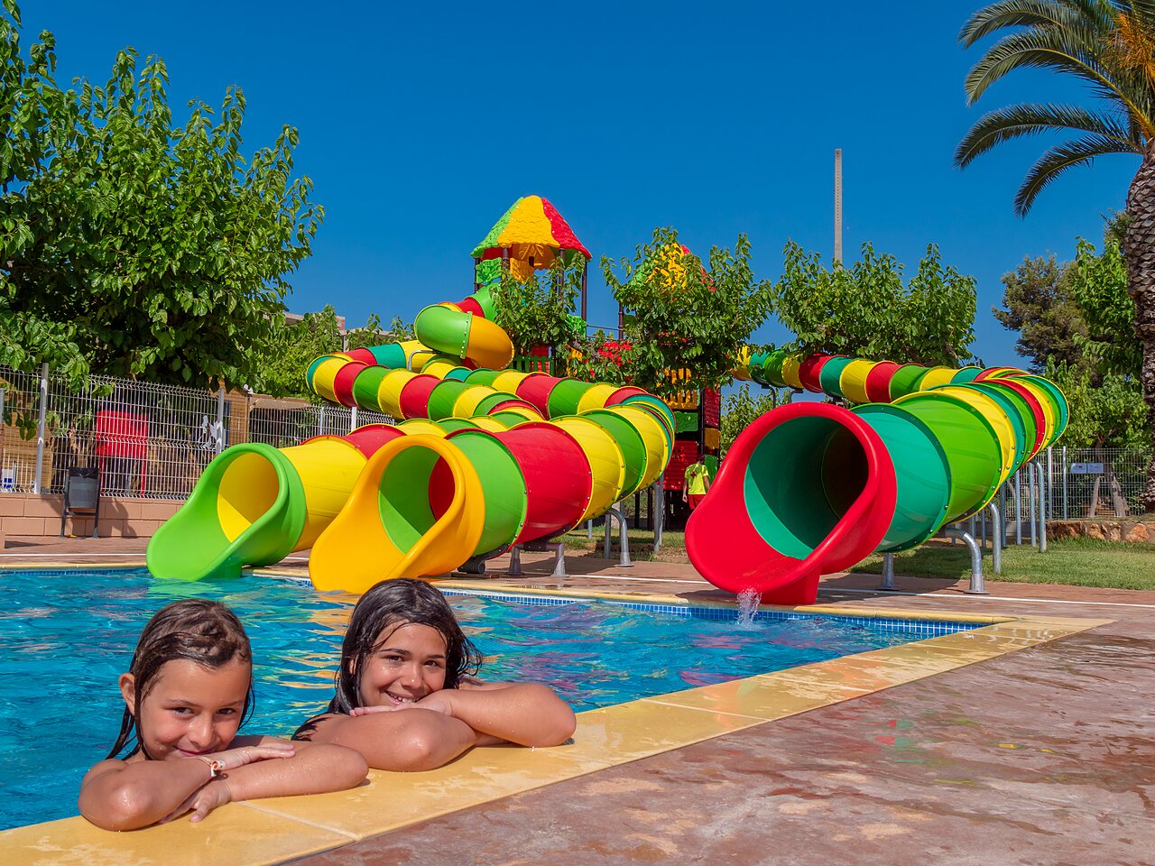 Water slides and children in the swimming pool at CAPFUN Alba campsite in CREIXELL (43).