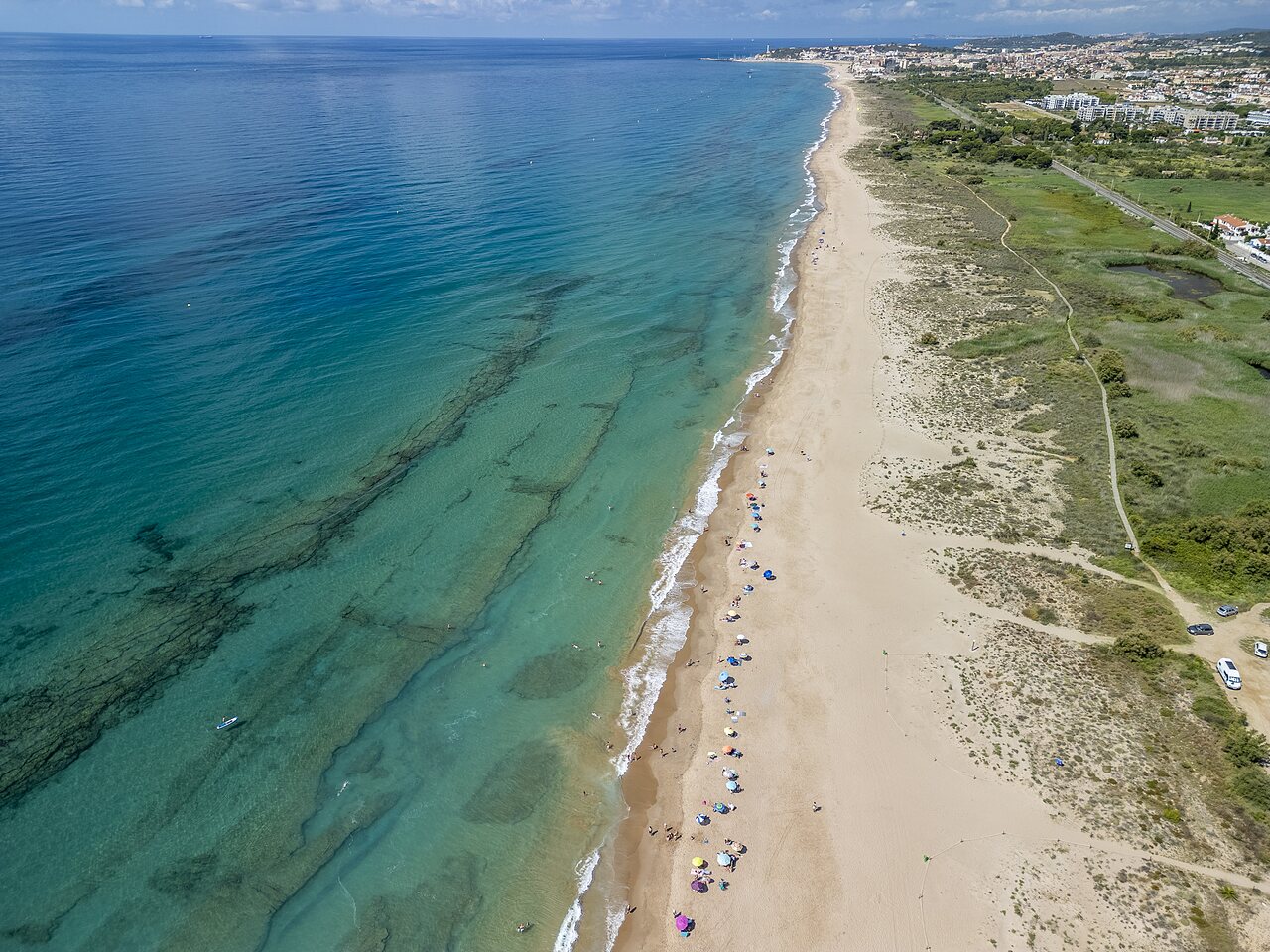 Sandy beach, turquoise sea, water activities at CAPFUN Alba campsite in CREIXELL (43).