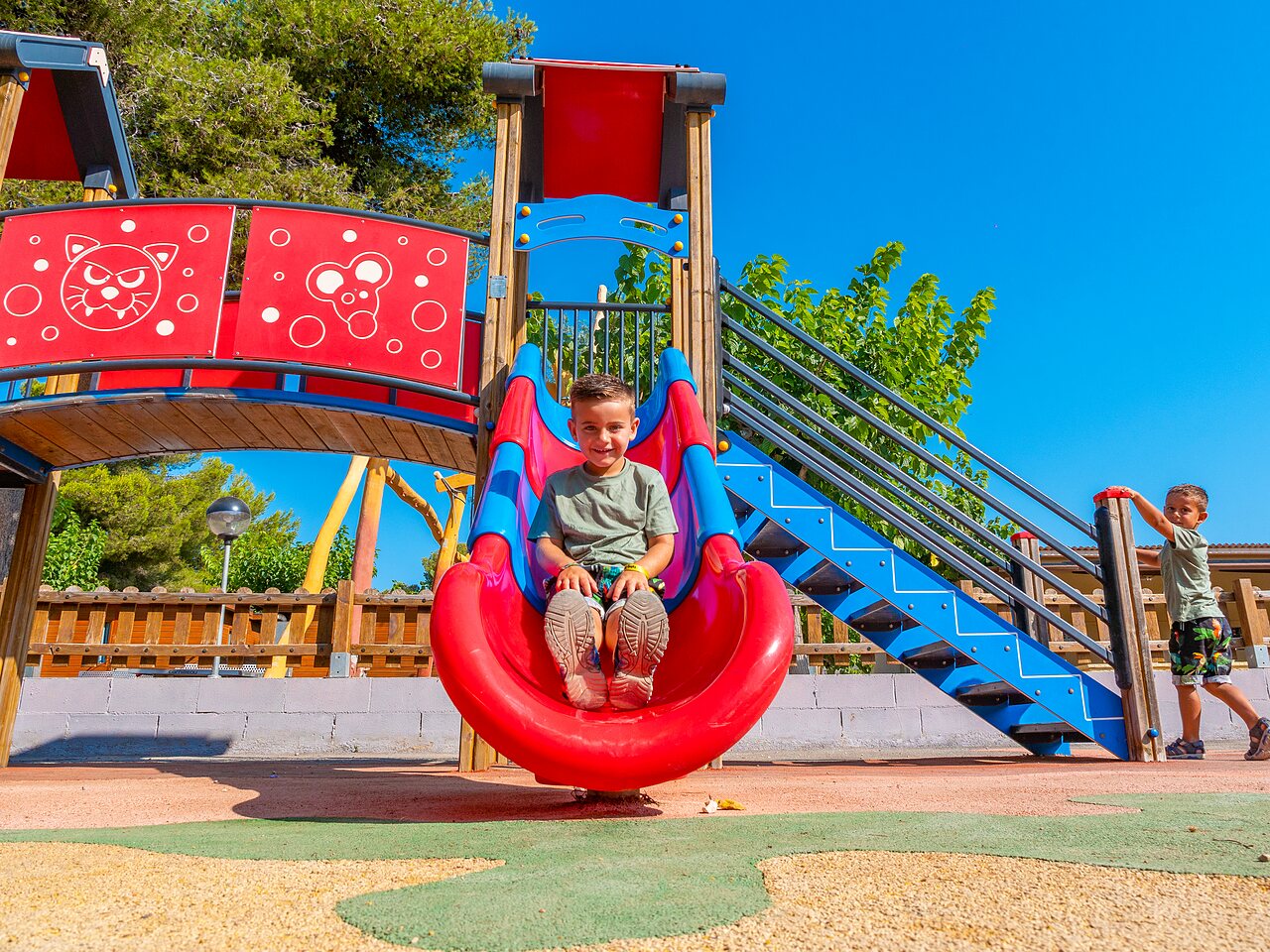 Children on the playground with slide at CAPFUN Alba campsite in CREIXELL (43).
