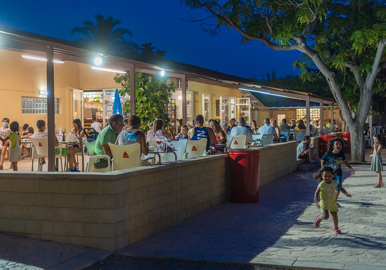 Lively restaurant and bar terrace at night, CAPFUN Alba in CREIXELL (43).