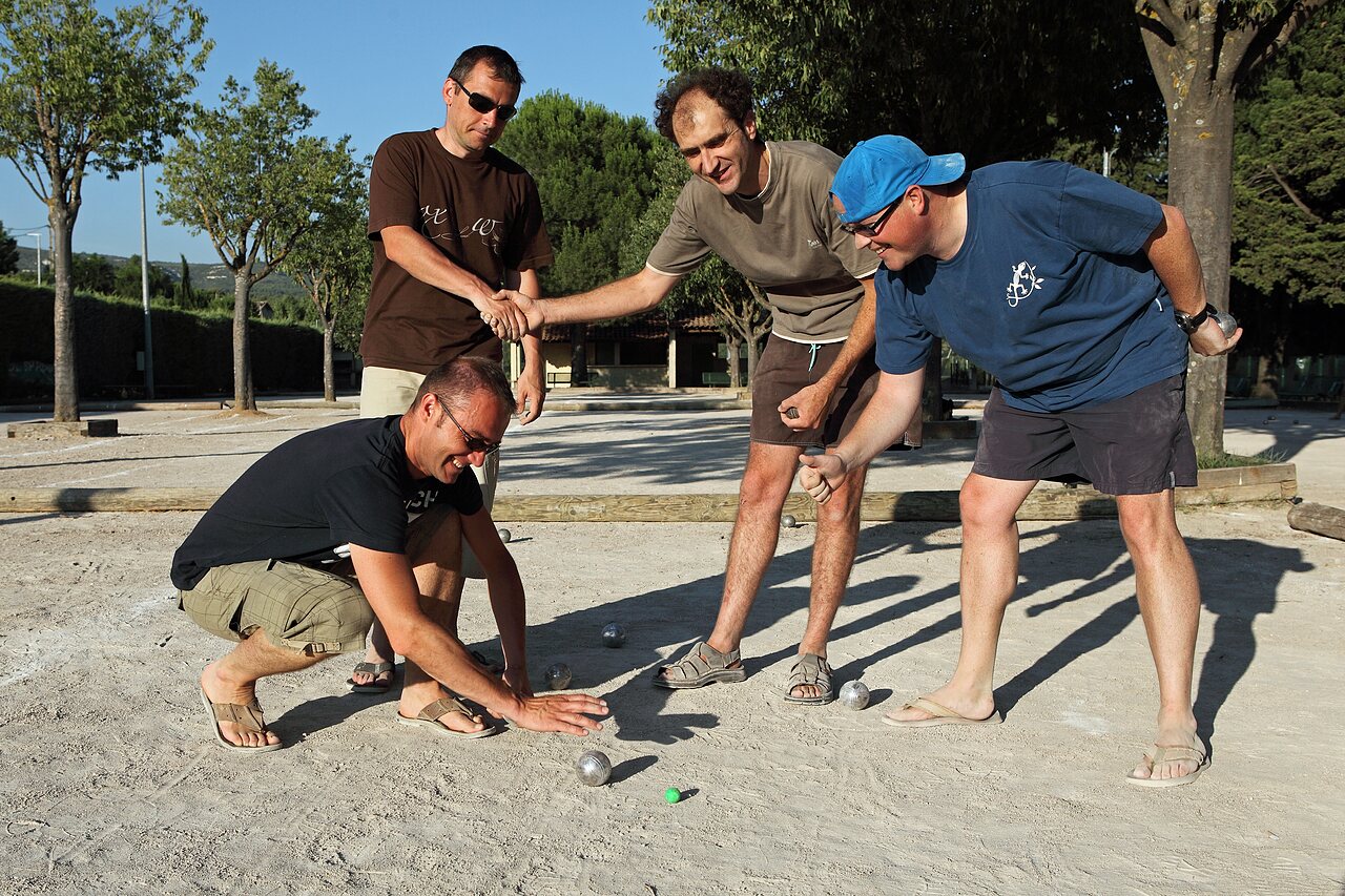 Men playing p�tanque on a gravel court at CAPFUN Alba campsite in CREIXELL (43).