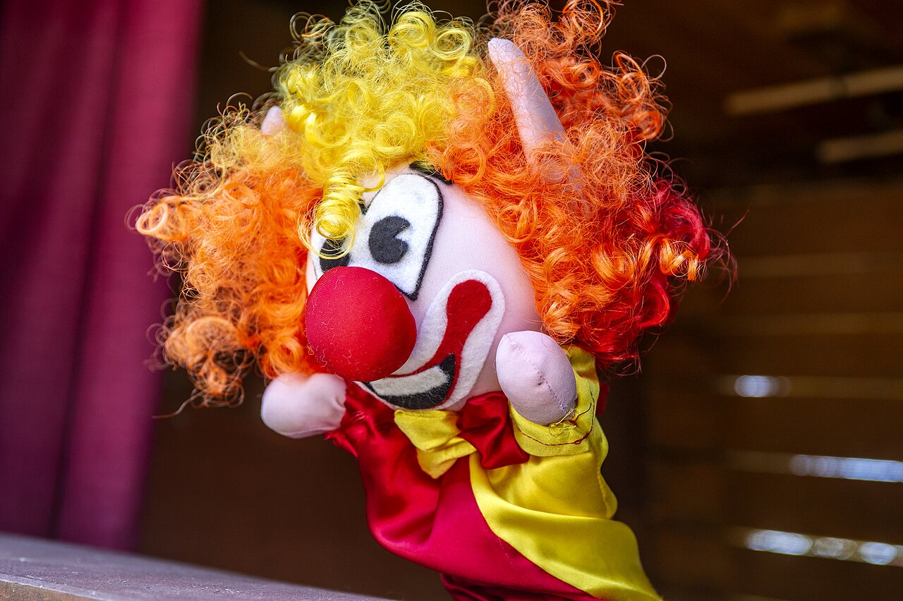Colorful clown puppet for entertainment show at CAPFUN Alba campsite in CREIXELL (43).