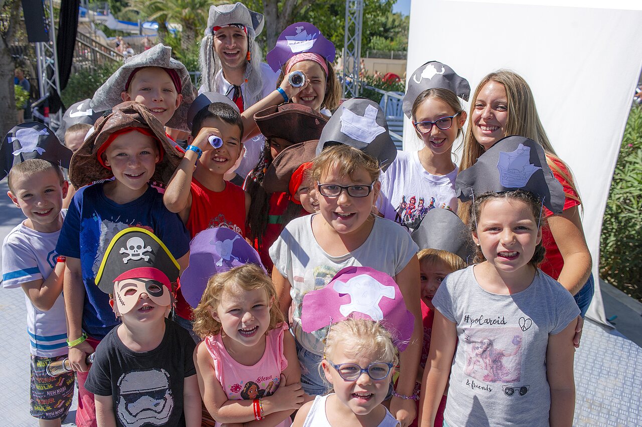 Children dressed as pirates enjoying an animation at CAPFUN Alba campsite in CREIXELL (43).