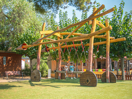 Large wooden swing at CAPFUN Alba campsite in CREIXELL (43).
