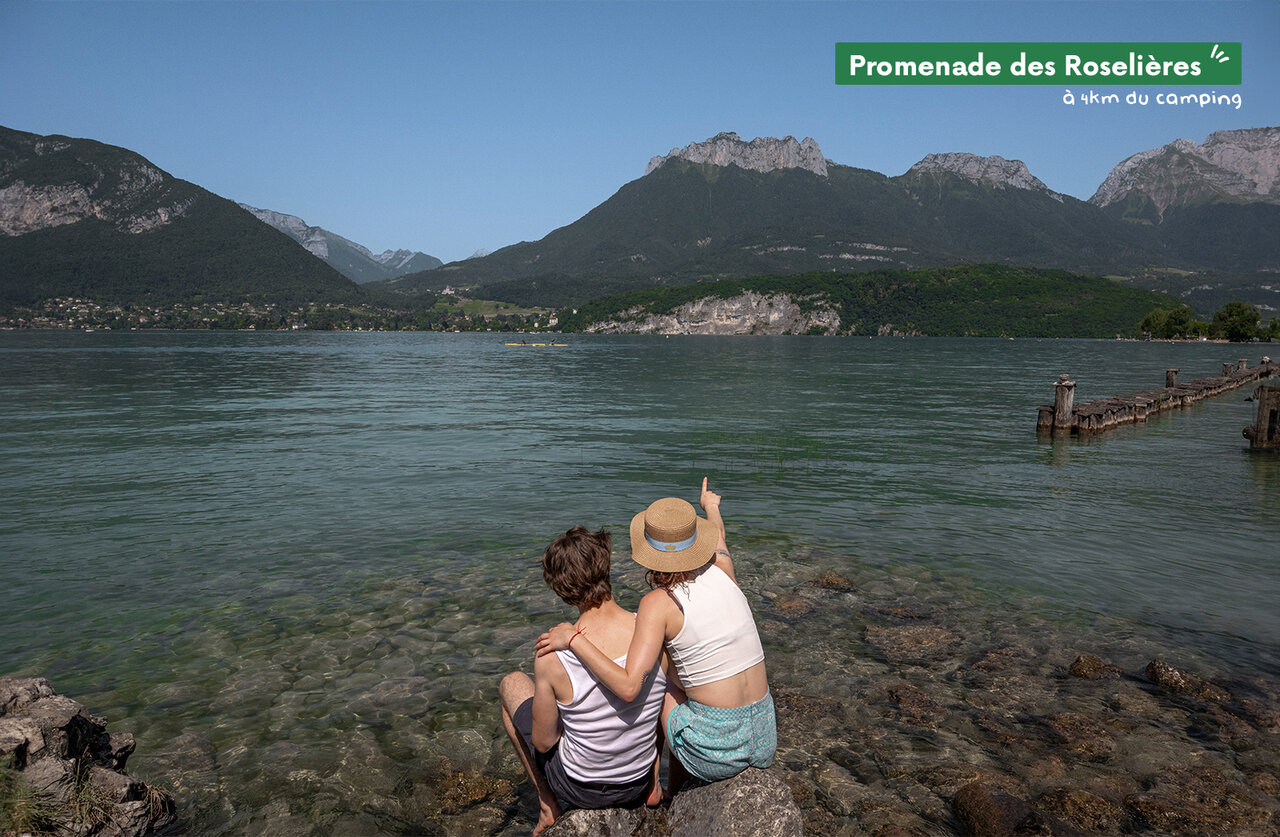 Promenade des Roseli�res, couple admiring Lake Annecy and mountains, Sevrier.