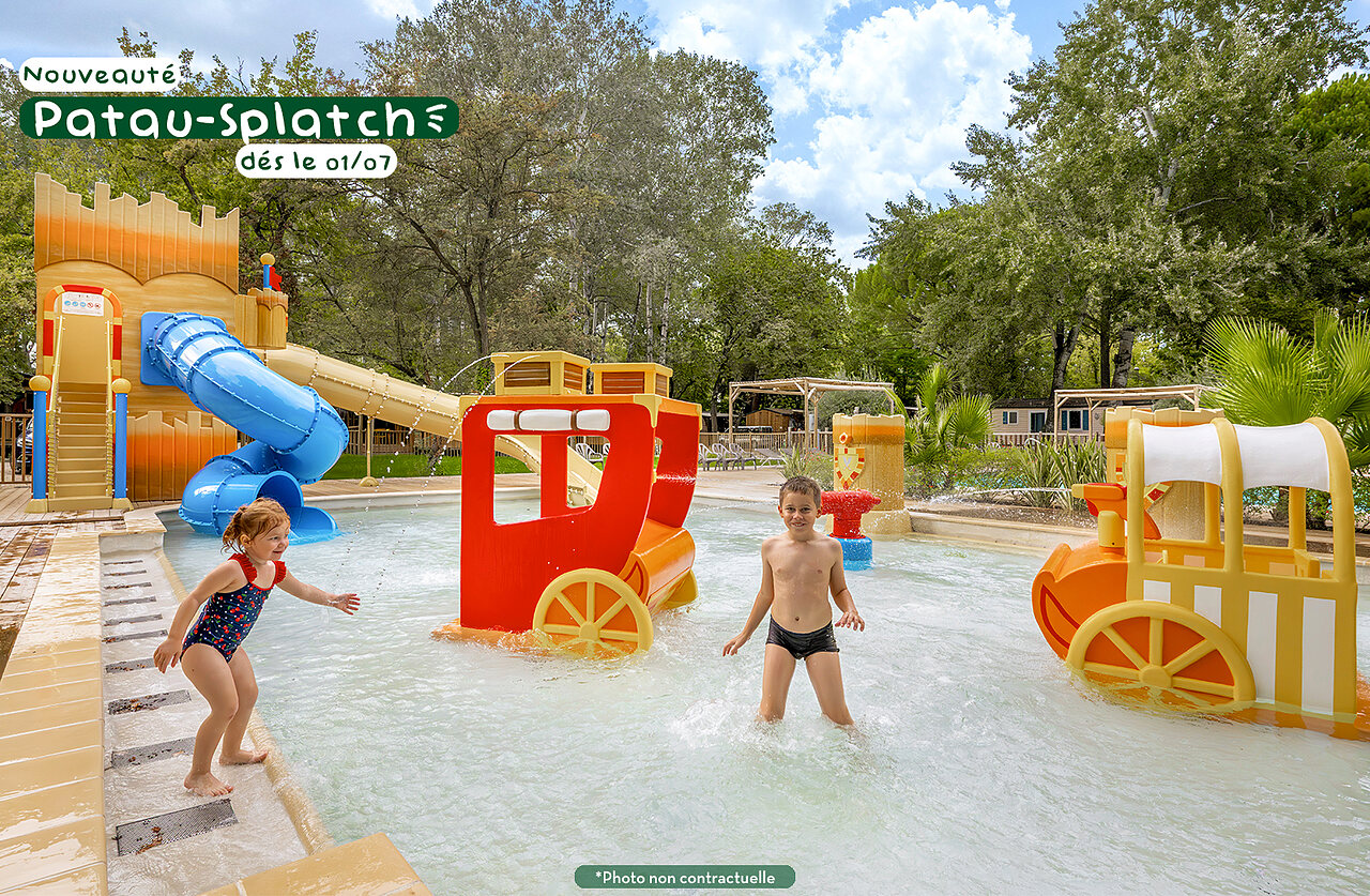 Patau-splatch water playground with slides and kids at CLICOCHIC Alpes Lodges campsite (73).
