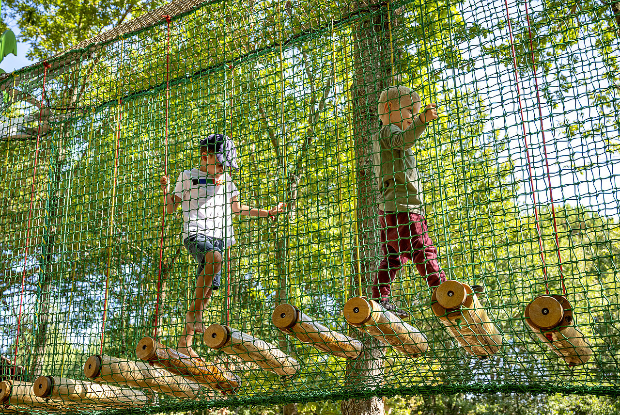 Kids high ropes adventure course at CLICOCHIC Alpes Lodges campsite in Pralognan la Vanoise (73).