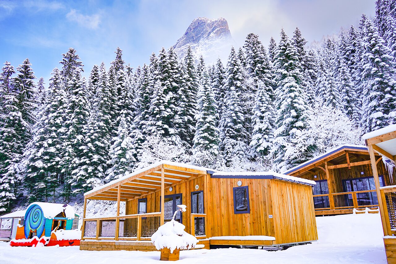 Snowy wooden mobile home, forest, mountain, CLICOCHIC Alpes Lodges campsite Pralognan.
