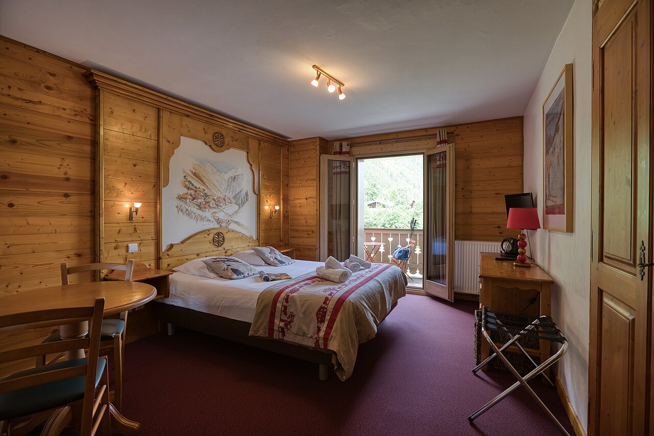Snow-covered mobile home, person on balcony, mountain view, CLICOCHIC Alpes Lodges Pralognan (73).