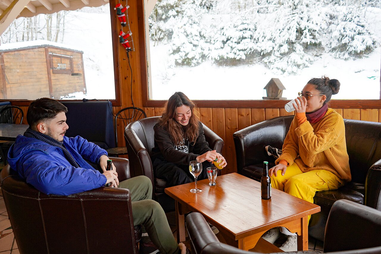 Cozy bar with guests at CLICOCHIC Alpes Lodges campsite Pralognan la Vanoise.