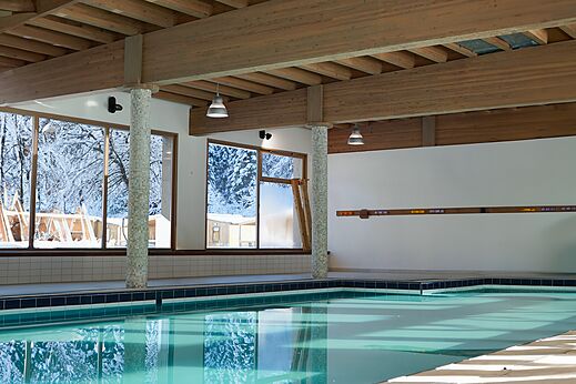 Indoor swimming pool with snow view at CLICOCHIC Alpes Lodges campsite in Pralognan la Vanoise (73).