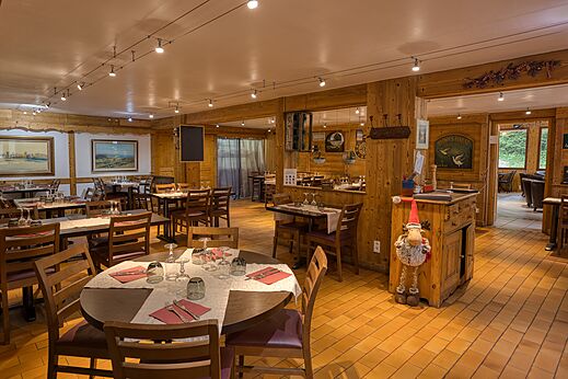 Indoor restaurant with set tables at CLICOCHIC Alpes Lodges campsite in Pralognan la Vanoise (73).