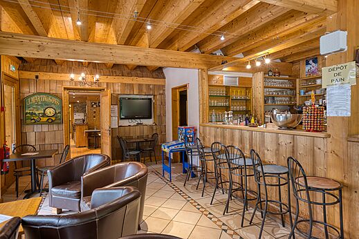 Bar, restaurant, and grocery store at camping CLICOCHIC Alpes Lodges in Pralognan la Vanoise (73).