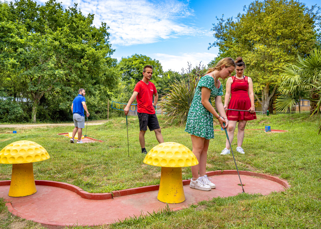 Mini-golf with mushroom obstacles and players at CAPFUN An Trest in SARZEAU (56).