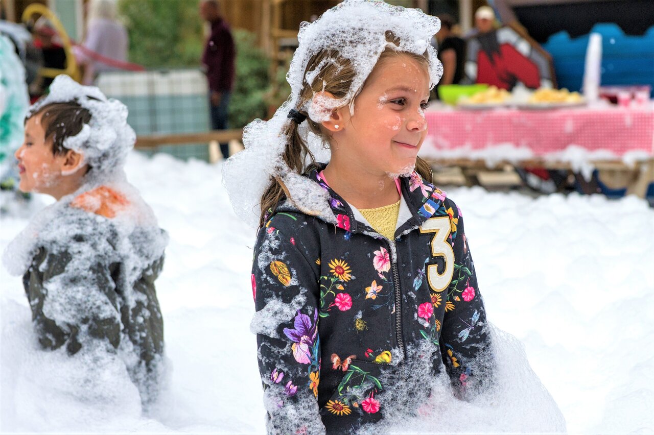 Children playing in foam during animation at CAPFUN An Trest campsite, SARZEAU (56).