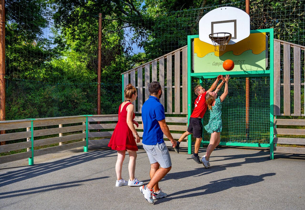 Basketball on the multisport court at CAPFUN An Trest in SARZEAU.