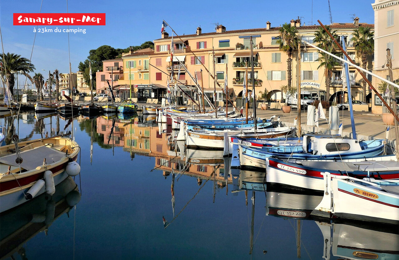 Sanary-sur-Mer harbor with traditional boats and colorful facades, Provence-Alpes-C�te d'Azur.