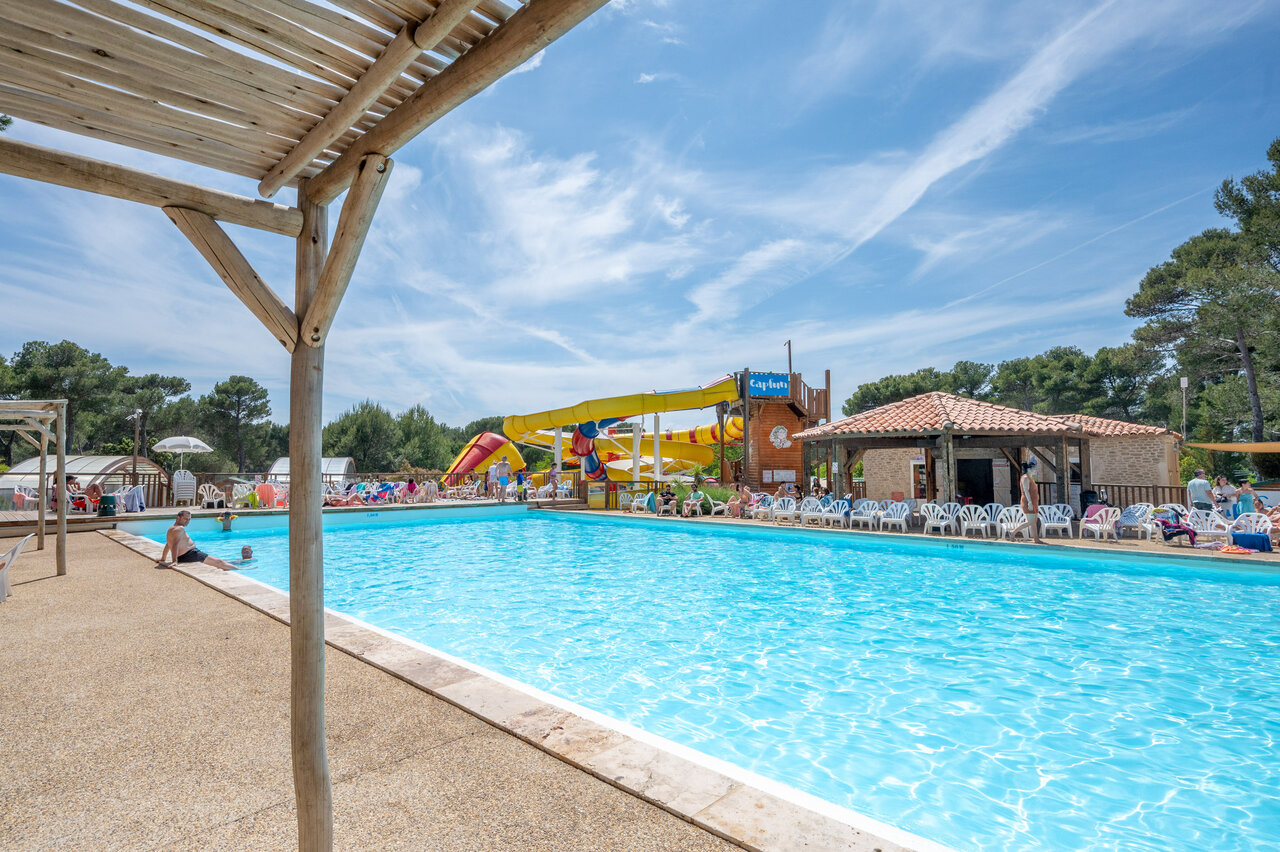 Outdoor swimming pool, water slides and sun loungers at CAPFUN Arbois du Castellet (83).