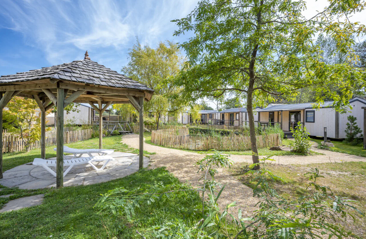 Wooden gazebo, sun loungers and mobile homes at CAPFUN Armor H�ol campsite in Piriac sur Mer (44).