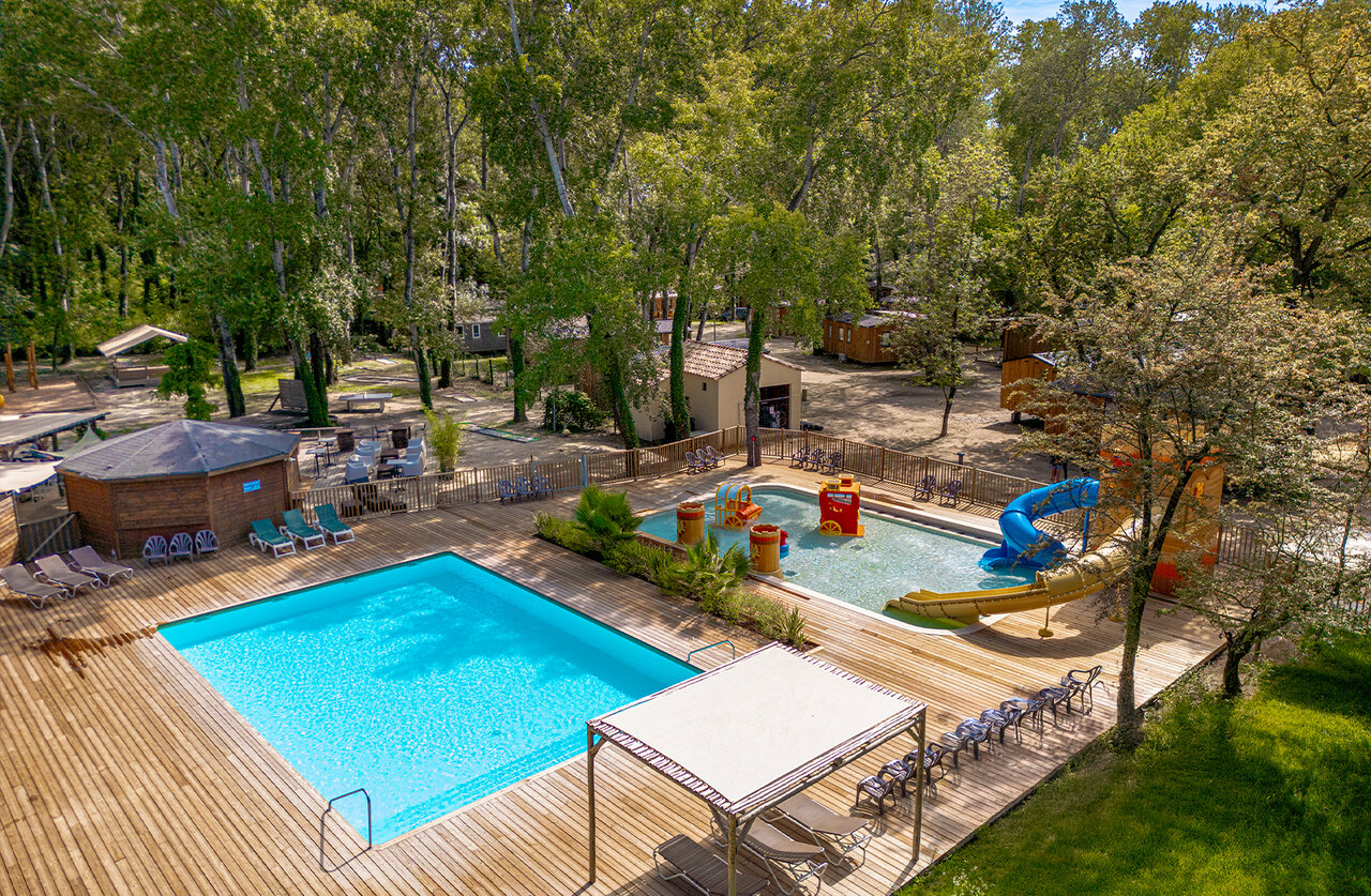 Aquatic area with swimming pool, splash pad, slides at camping CLICOCHIC Art de Vivre.