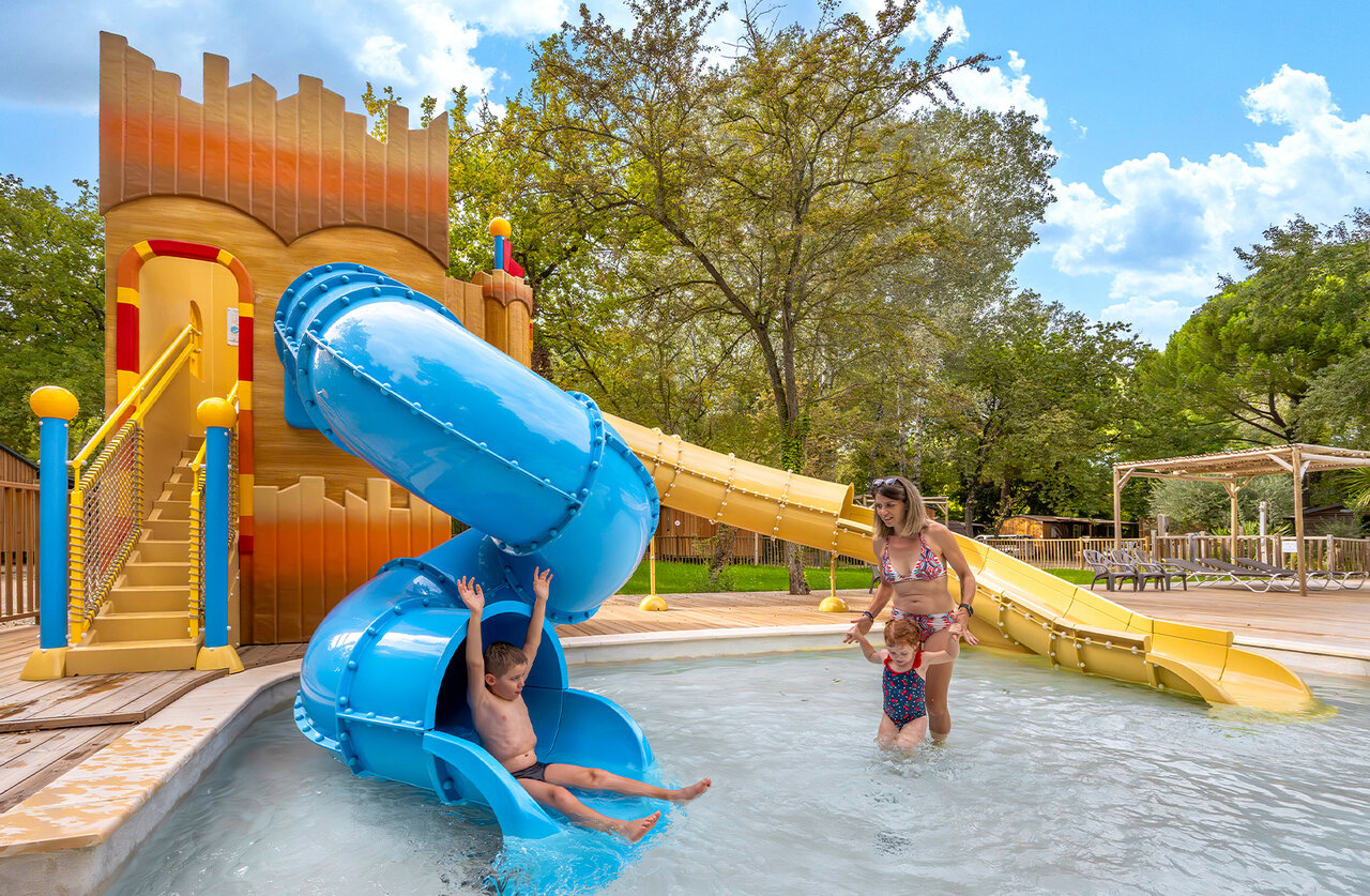 Water slides and children's pool at CLICOCHIC campsite in Ch�teauneuf du Pape.