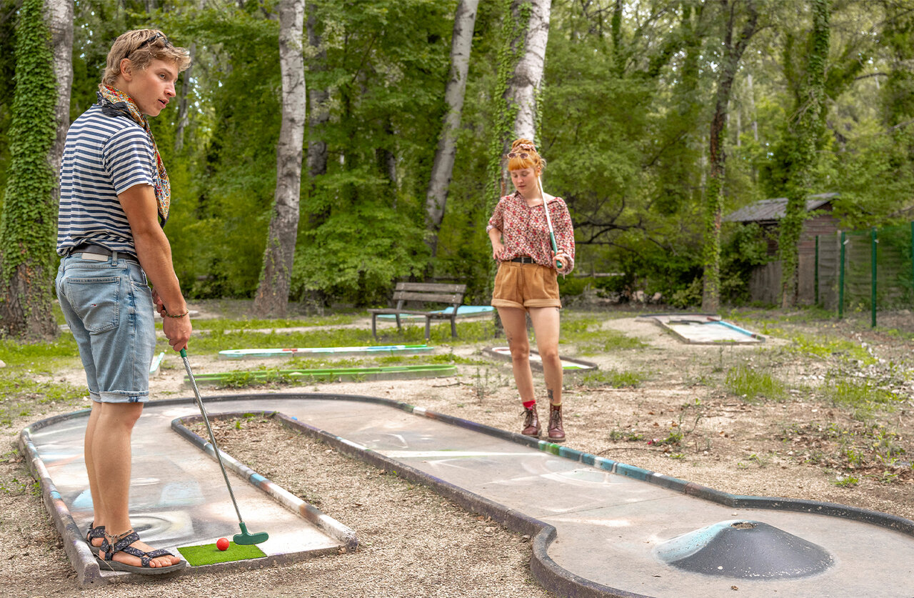Mini-golf at CLICOCHIC Art de Vivre campsite in Ch�teauneuf du Pape (84).