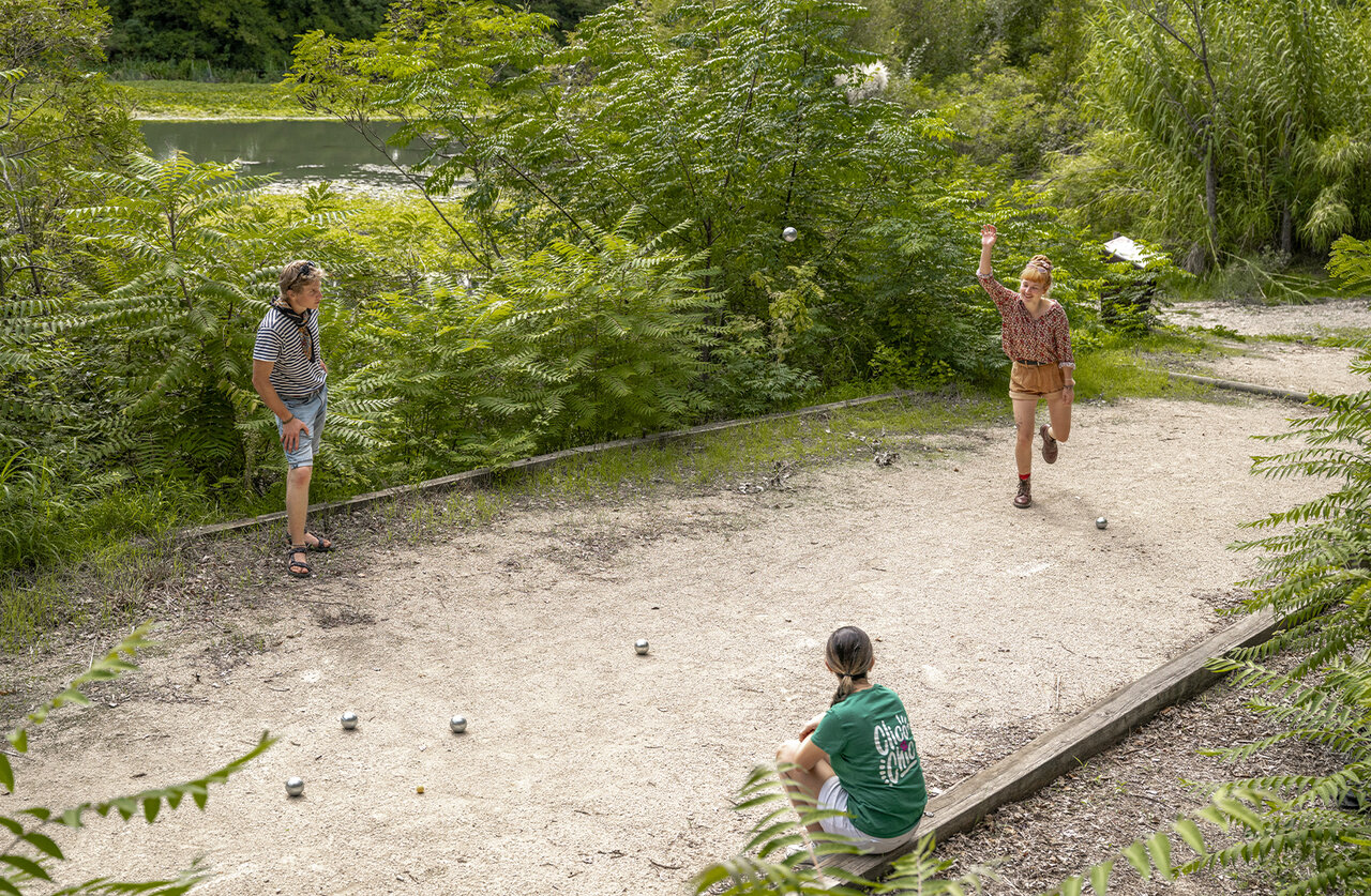 Petanque, players at CLICOCHIC Art de Vivre campsite in Ch�teauneuf du Pape (84).