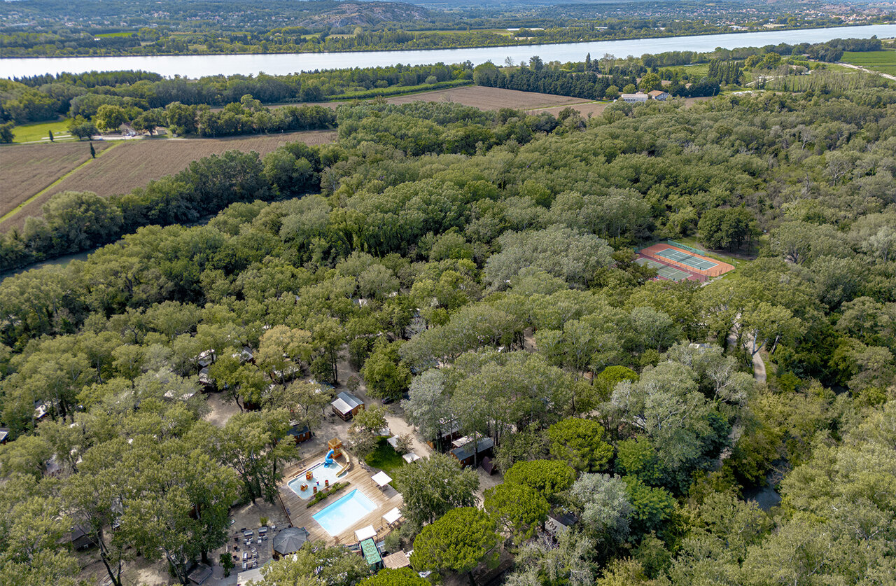 Pool, slide, tennis, aerial view CLICOCHIC campsite Ch�teauneuf du Pape.
