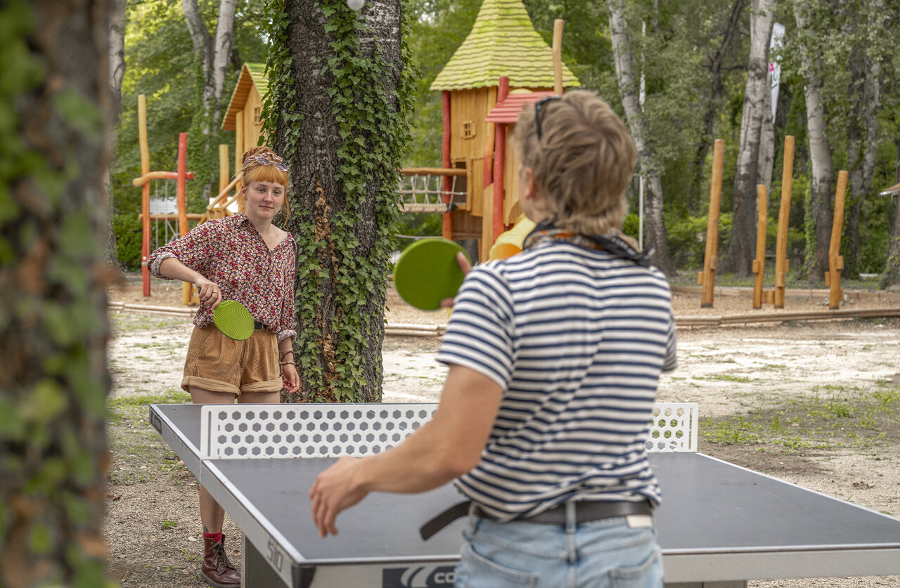 Table tennis and playground at CLICOCHIC Art de Vivre campsite in Ch�teauneuf du Pape (84).
