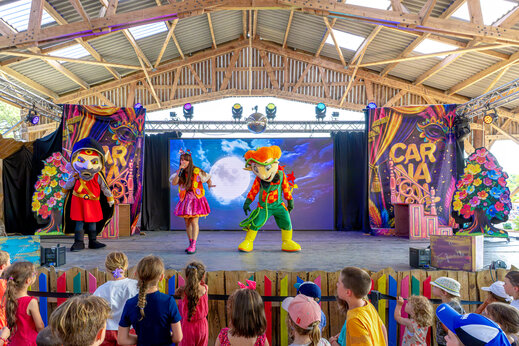 Entertainment show with mascots for children at CAPFUN Atlantique Parc campsite.