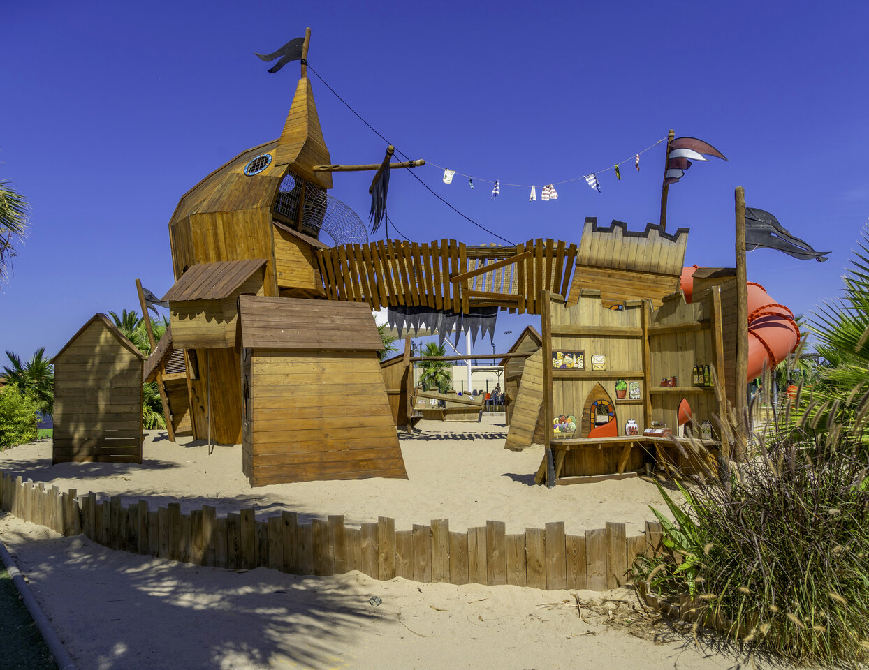 Large wooden playground with pirate ship and slide at CAPFUN Aube campsite in Deltebre, Tarragona (43).