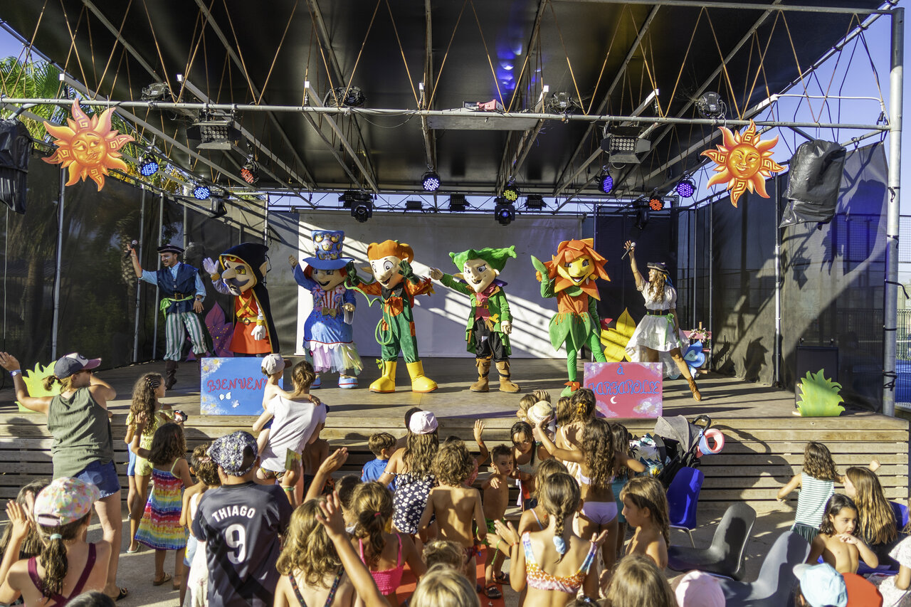 Children's entertainment show with mascots at CAPFUN Aube, Deltebre, Tarragona.