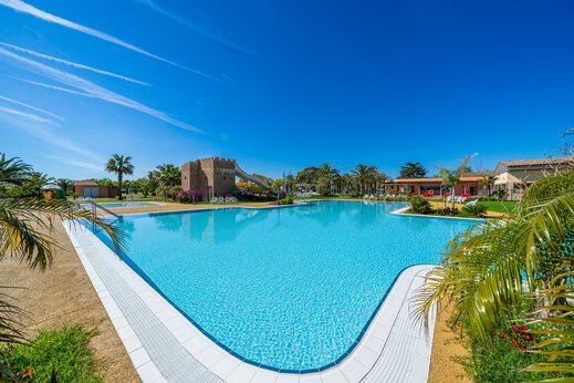 Outdoor swimming pool with slide at CAPFUN Aube campsite in Deltebre, Tarragona (43).
