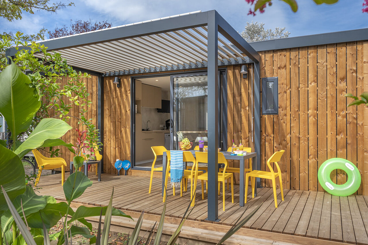 Furnished terrace of a mobile home at CAPFUN Aubr�des campsite in Puget sur Argens (83).