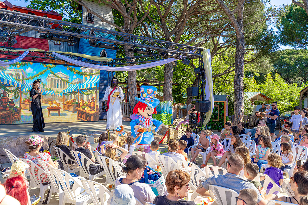 Animation show with mascot and family audience at CAPFUN Aubr�des campsite in Puget sur Argens (83).
