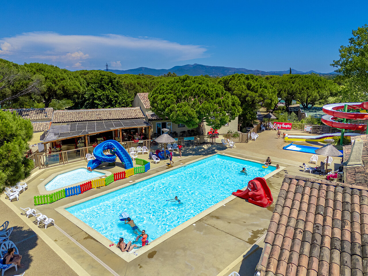 Outdoor swimming pool with water slides and paddling pool at CAPFUN Aubr�des campsite in Puget sur Argens (83).