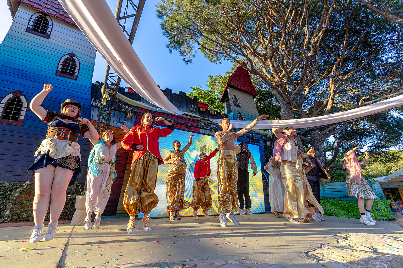 Animation show with costumed dancers at CAPFUN Aubr�des, Puget sur Argens (83).