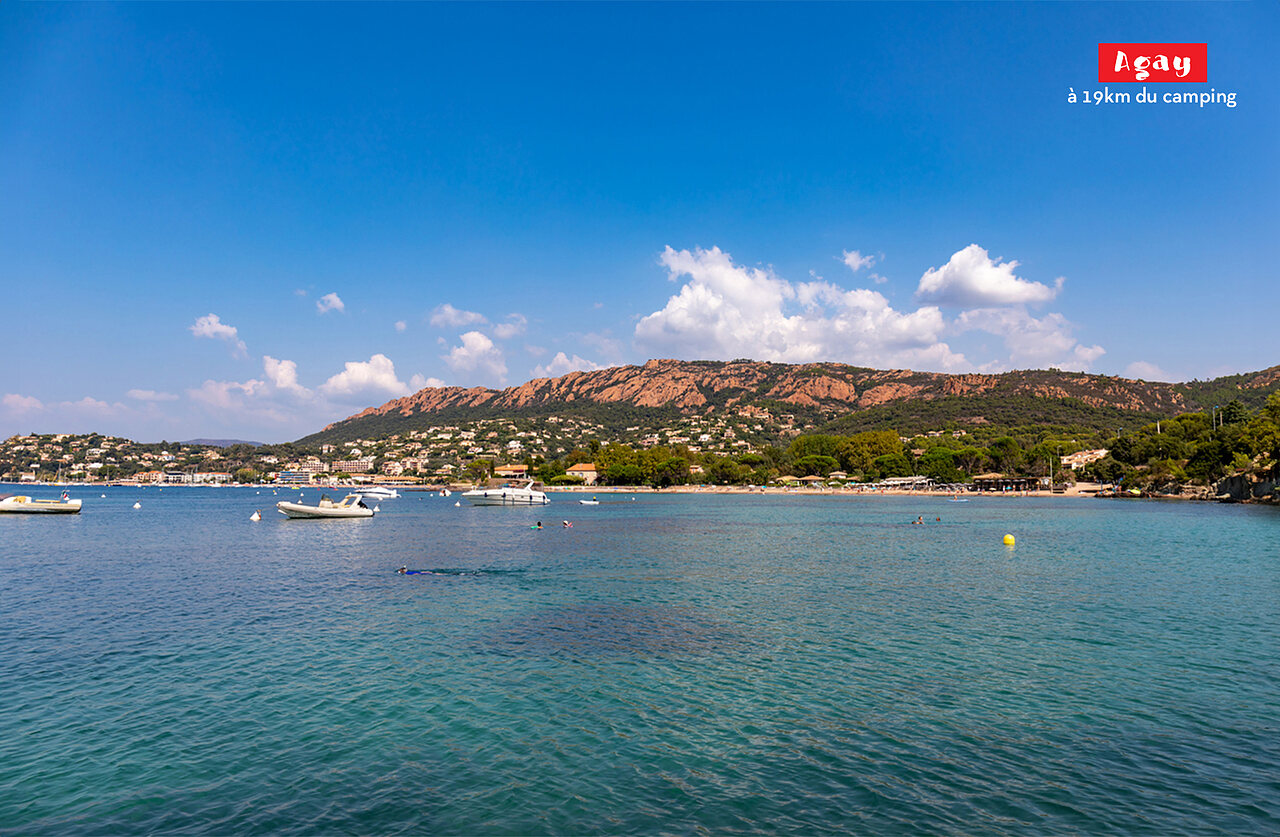 Agay bay, beach and boats, with the Esterel mountains in the background.