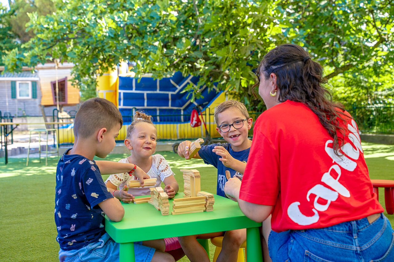 Children playing building blocks with animator at CAPFUN Aubr�des campsite (83).