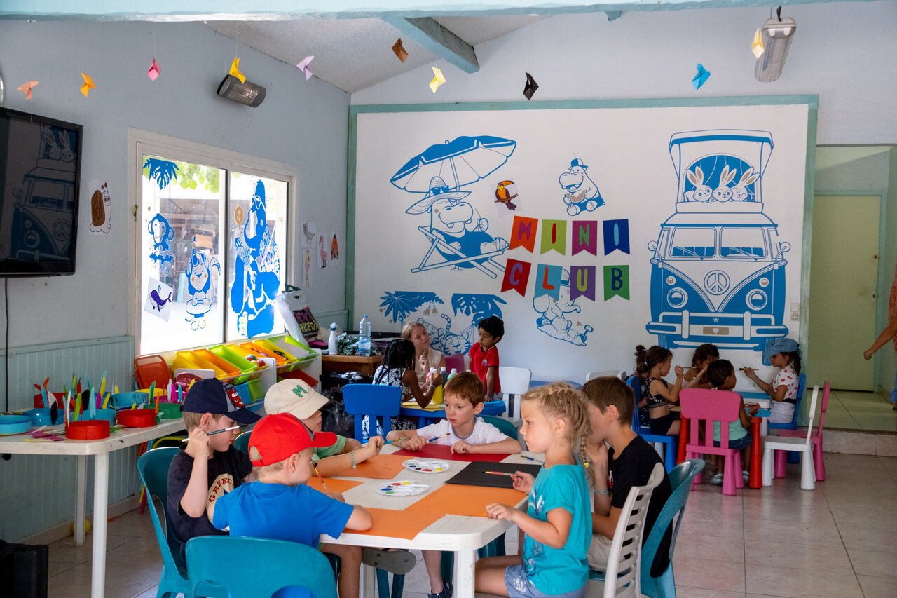 Kids painting activity Mini Club, animation CLICOCHIC Baie de Cavalaire (83).