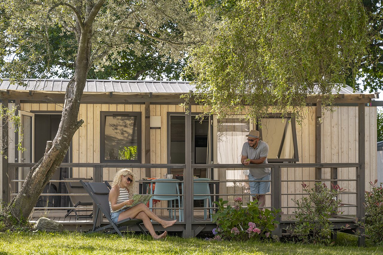 Mobile home, couple at campsite CLICOCHIC Baie de Douarnenez in Poullan-sur-Mer (29).