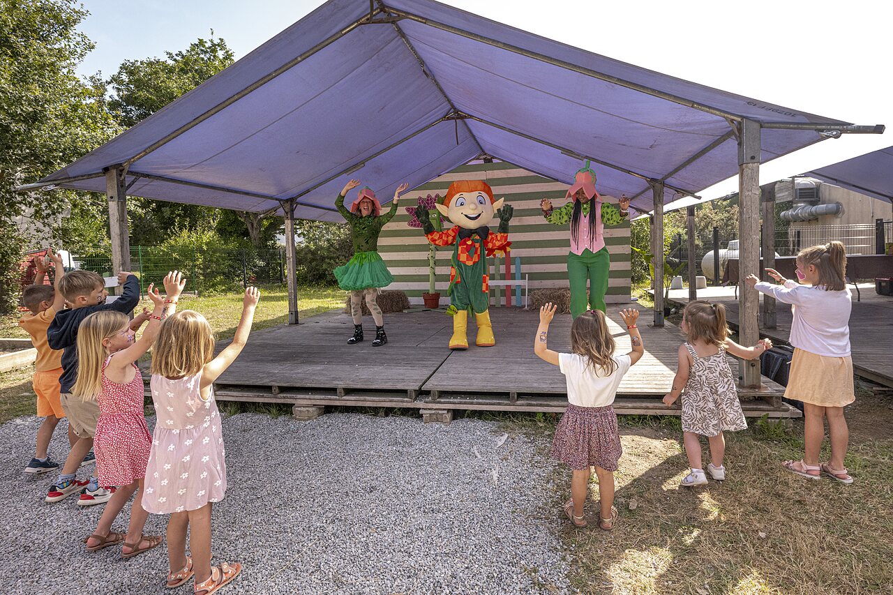 Children's entertainment, mascot and animators at CLICOCHIC Baie de Douarnenez campsite.