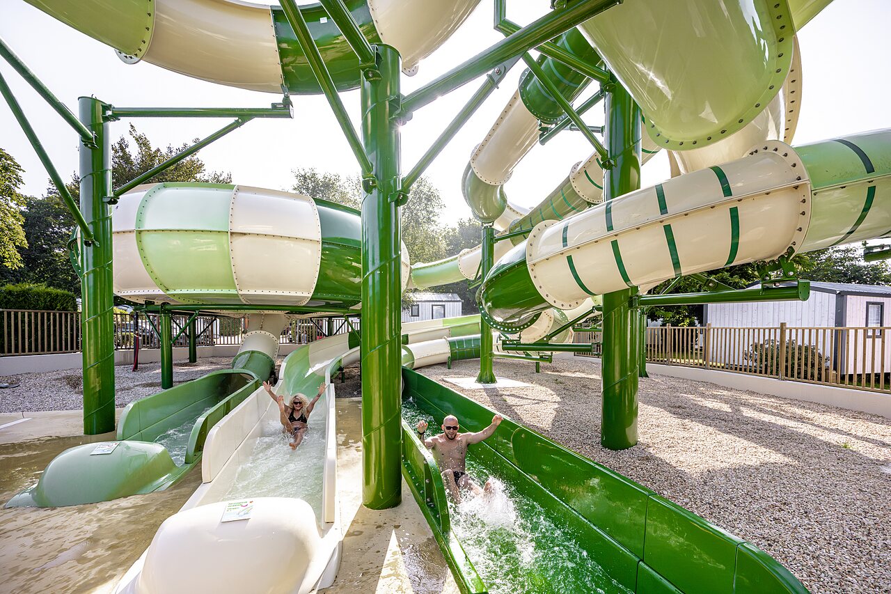Water slides at camping CLICOCHIC Baie de Douarnenez in Poullan-sur-Mer (29).