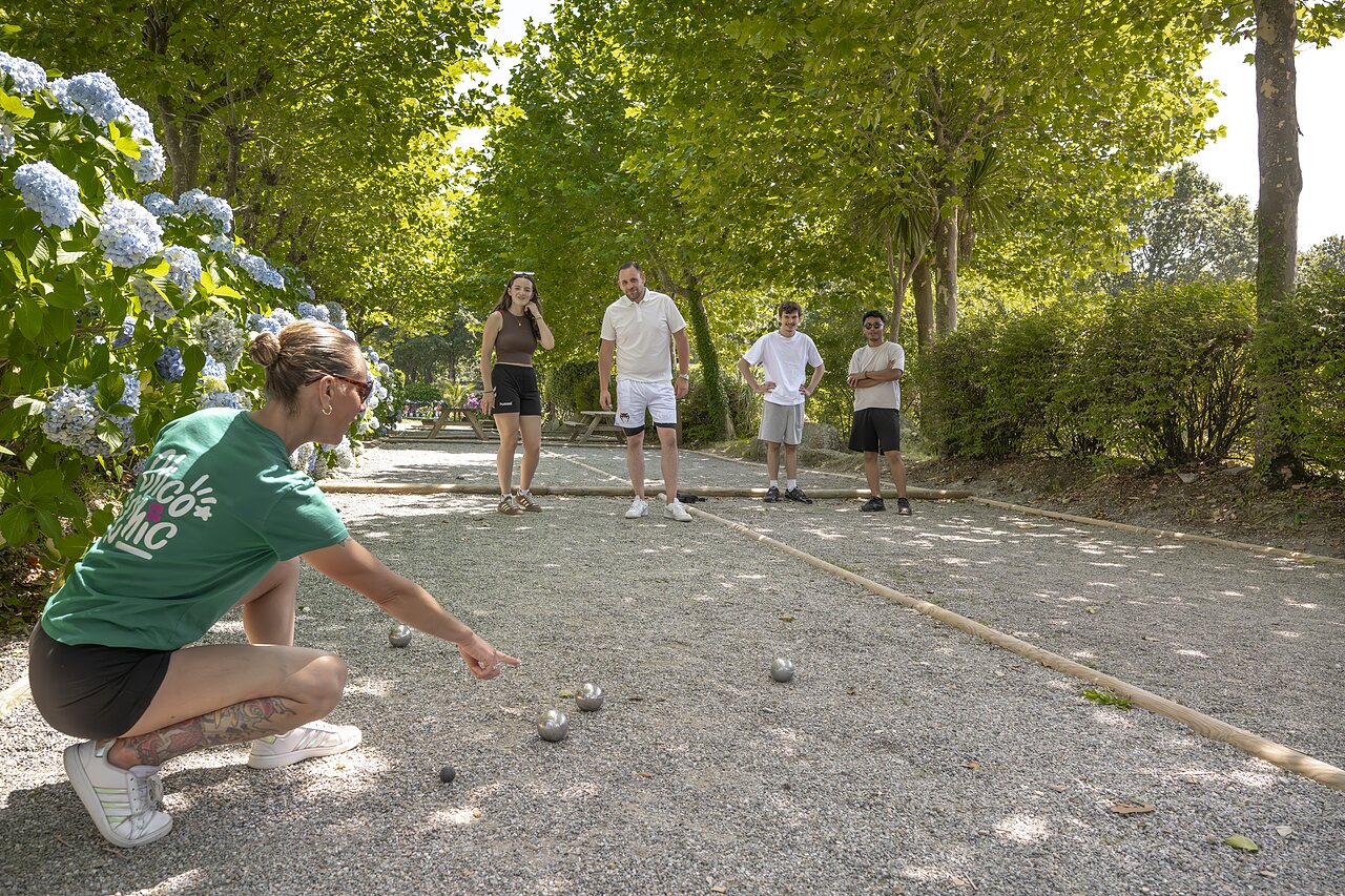 P�tanque game at camping CLICOCHIC Baie de Douarnenez in Poullan-sur-Mer.